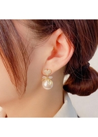 Rhinestone Gold Heart Pearl Design Earrings