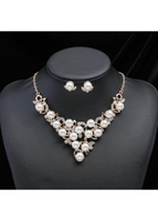 Rhinestone Detail Pearl Design Gold Necklace Set